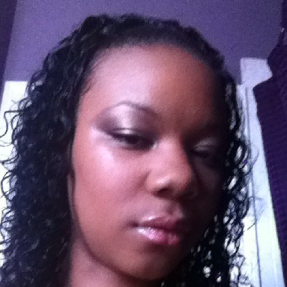 Profile Picture of Kellie Fields (@saniya1010) on Poshmark