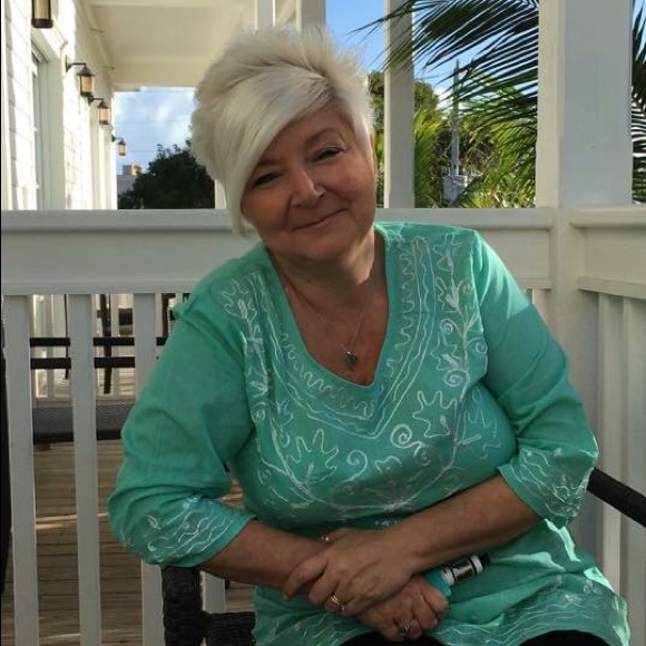 Profile Picture of Karen Neuling (@karenneuling) on Poshmark