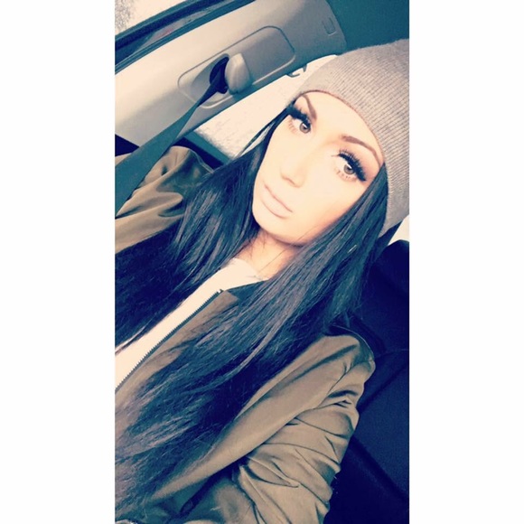 Profile Picture of Taylor Conides (@taym24) on Poshmark