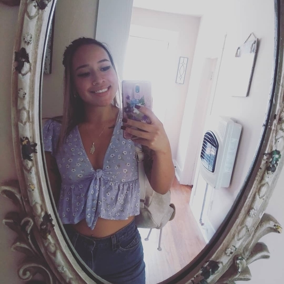 Profile Picture of Alexandra Nicole (@alexandra120) on Poshmark