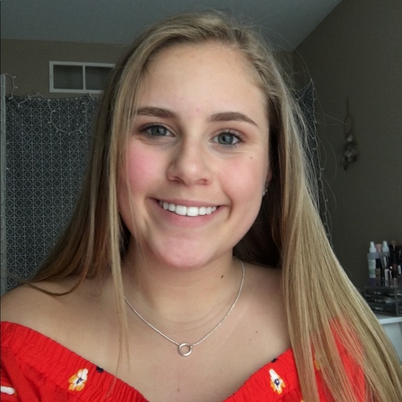 Profile Picture of Maddy Maves (@maddymaves) on Poshmark