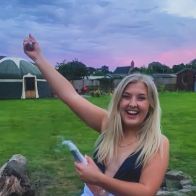 Profile Picture of Laura (@laura_clarke1) on Twitter
