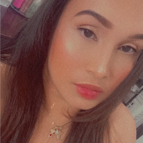 Profile Picture of Leili Velasquez (@leili_velasquez) on Poshmark