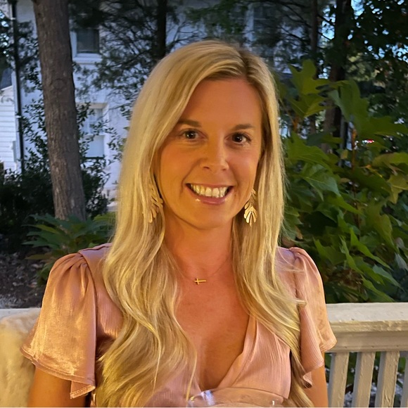 Profile Picture of Christina Mayse (@fabulousmom35) on Poshmark