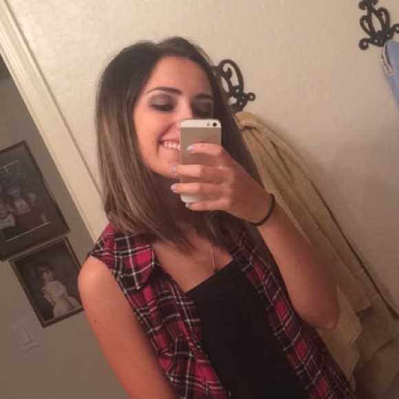 Profile Picture of Hannah Steele (@hanrose1210) on Poshmark