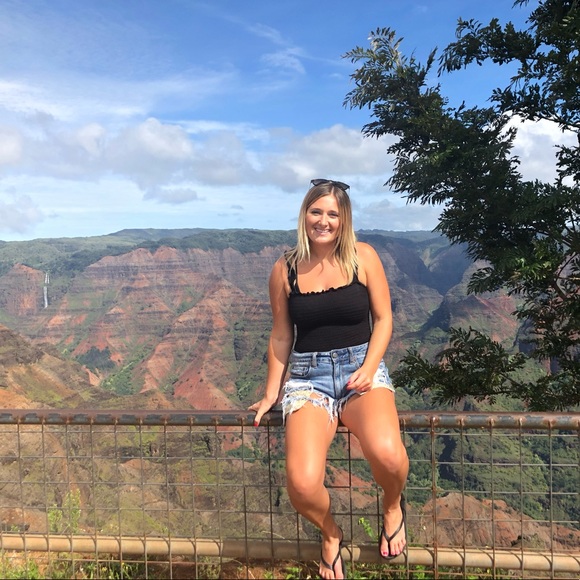 Profile Picture of Alexis Compton (@alexisvs1) on Poshmark