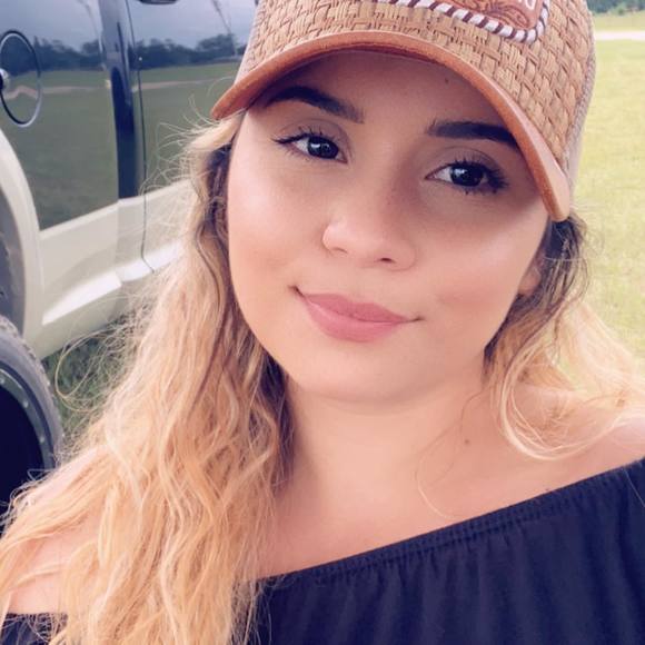 Profile Picture of Laura Deviney (@laura062413) on Poshmark
