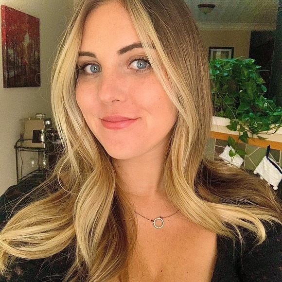 Profile Picture of Leslie Zychowski (@lesliezychowski) on Poshmark