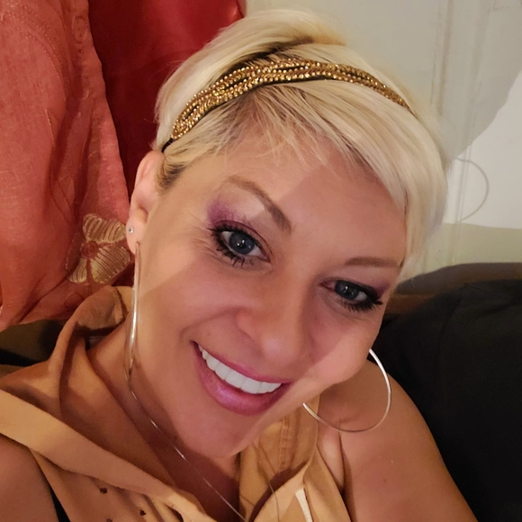 Profile Picture of Bianca Santiago (@anca10) on Poshmark