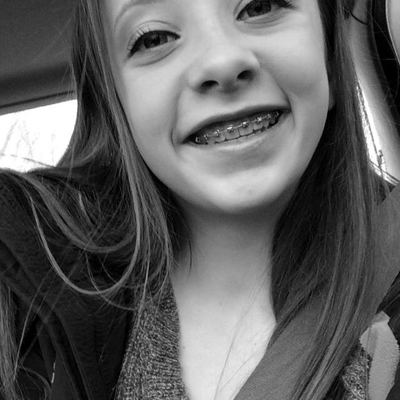 Profile Picture of Lily Degraaf (@lilygrace00) on Poshmark