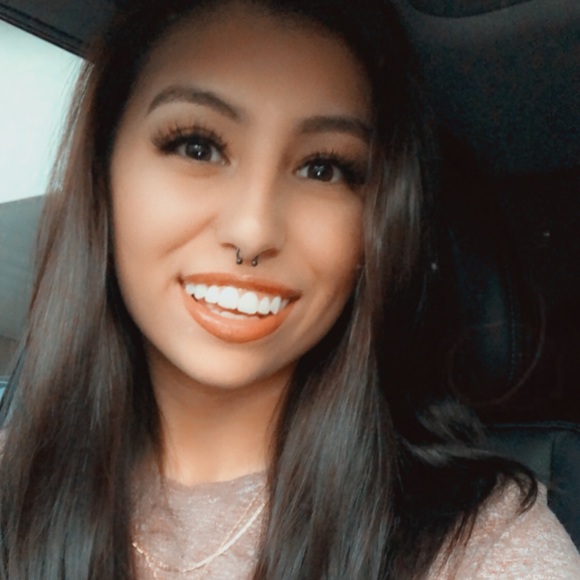 Profile Picture of Amber Popp (@apopp98) on Poshmark