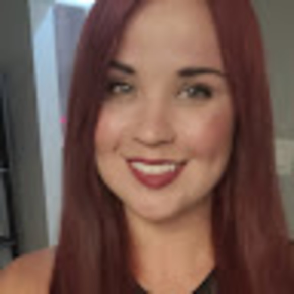Profile Picture of Lynn Englert (@lynn_englert) on Poshmark