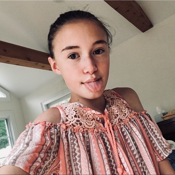 Profile Picture of Ella Bunovsky (@ella_bunovskkky) on Poshmark