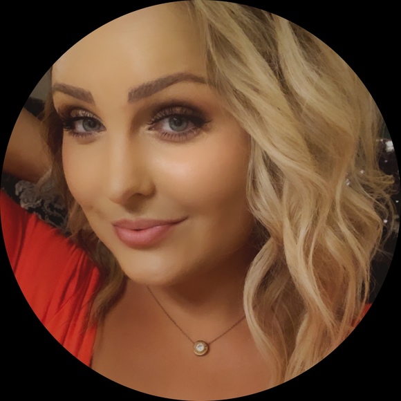 Profile Picture of Ashlee Sharpton (@ashdarrr) on Poshmark