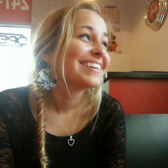 Shawna Snyder - Poshmark Profile Picture of Shawna Snyder (@shawnaro2018) on Poshmark