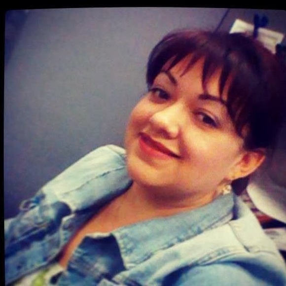 Profile Picture of Renee Cañas (@reneecanas) on Poshmark