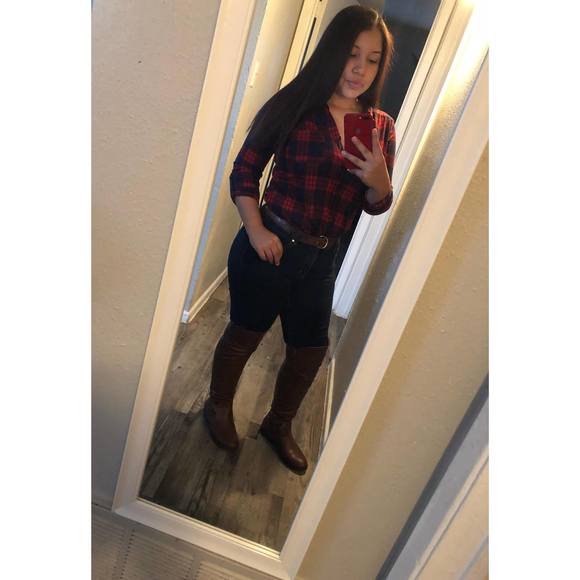 Profile Picture of Carolina Clemente (@c_clemente) on Poshmark