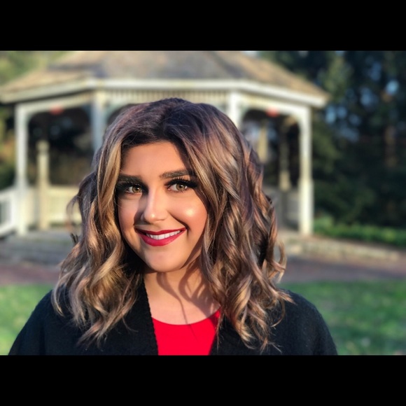 Profile Picture of Caitlin Collinsworth (@cait1112000) on Poshmark