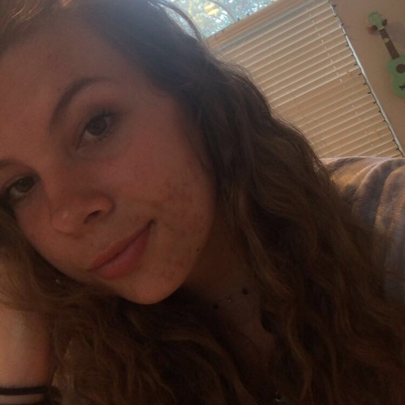 Profile Picture of Kaelyn Delello (@kaelyn0219) on Poshmark