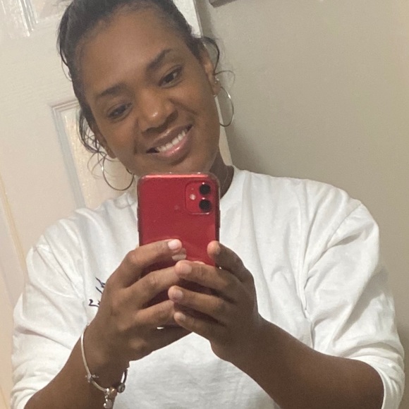 Profile Picture of Renarda Truttling (@renarda40) on Poshmark