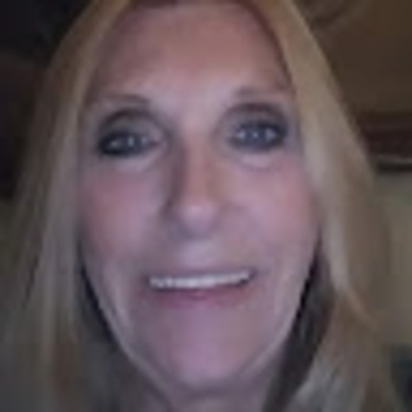 Profile Picture of Lisa Manes (@lisa_manes) on Poshmark