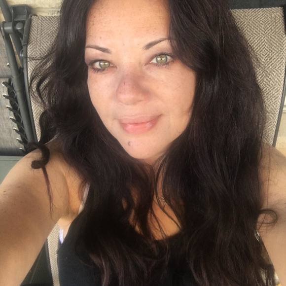Profile Picture of Nelia Guerreiro (@nelliemilisenda) on Poshmark