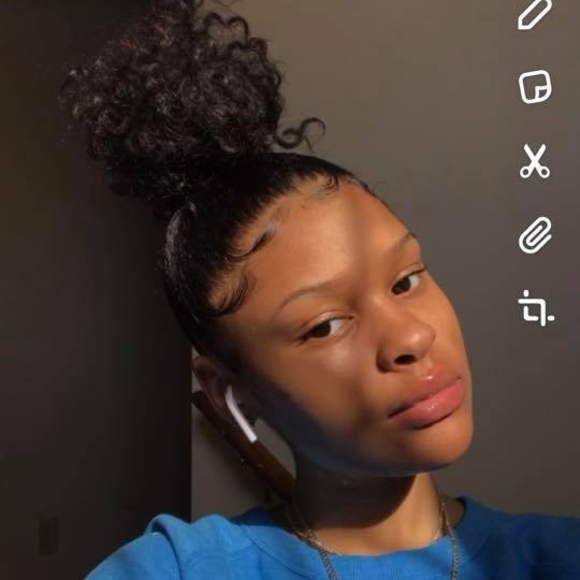 Profile Picture of Chayne Turo (@chayneturo) on Poshmark