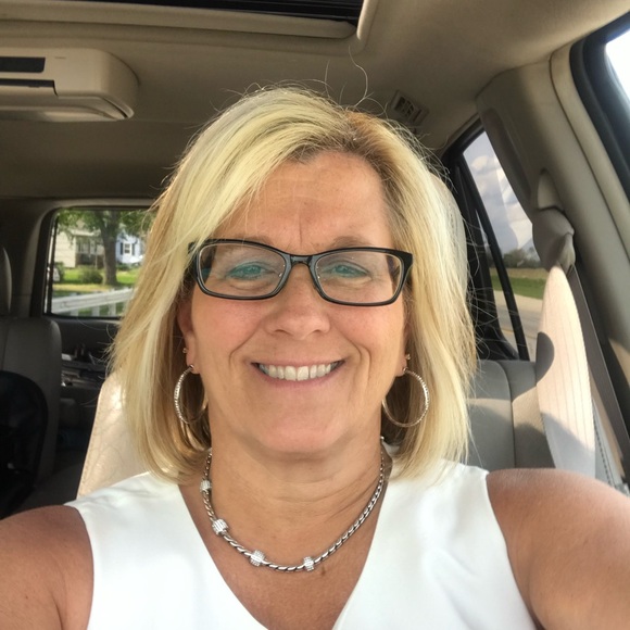 Profile Picture of Kim Jeffrey (@kimjeffrey) on Poshmark