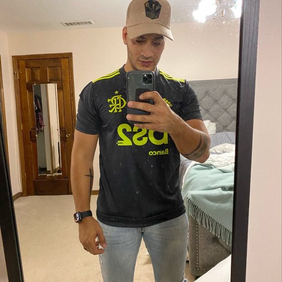 Profile Picture of Jefferson Silva (@jeffersonsilva) on Poshmark