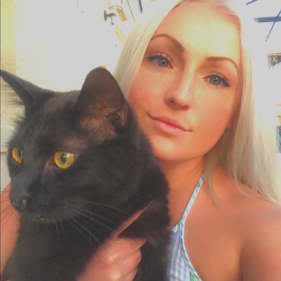 Profile Picture of Tiffany Windish (@tiffanyjean123) on Poshmark