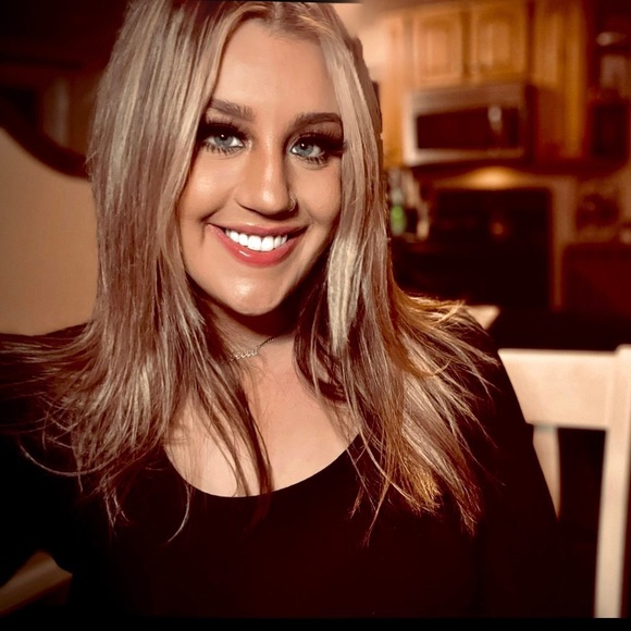 Profile Picture of Rebecca Hansen (@rebeccahansenn) on Poshmark