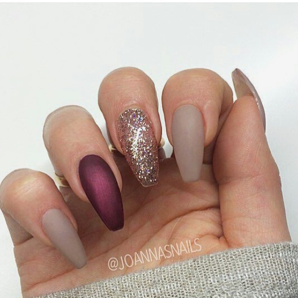 Profile Picture of Rebecca Alvarez (@toolettes) on Poshmark