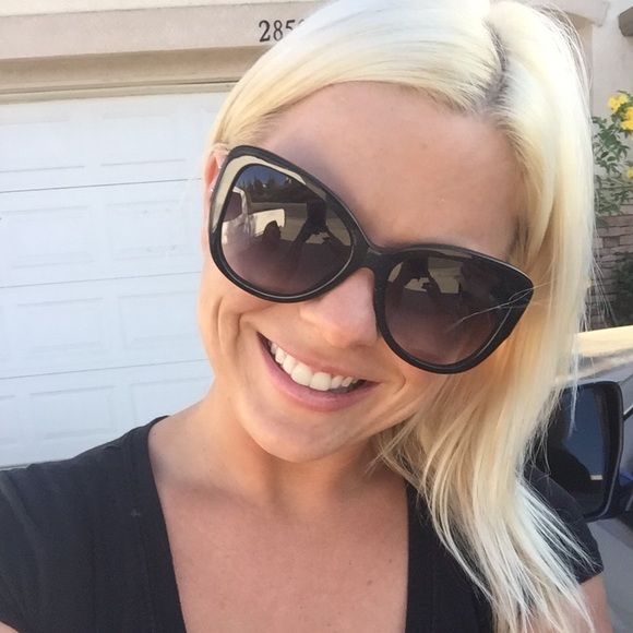 Kristen Fioretti - Poshmark Profile Picture of Kristen Fioretti (@krisfunsize) on Poshmark