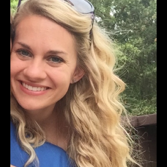 Melanie Triffo - Poshmark Profile Picture of Melanie Triffo (@melaniemaet) on Poshmark