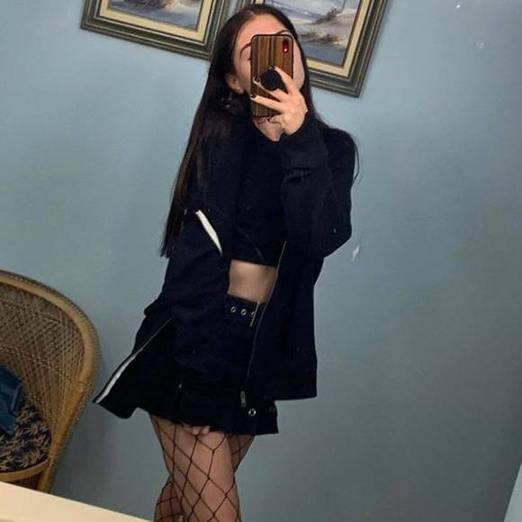 Profile Picture of Ariela Kunzer (@arielakun) on Poshmark