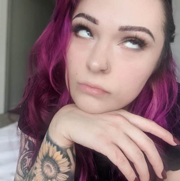 Profile Picture of Julia Knowles (@julknowl) on Poshmark