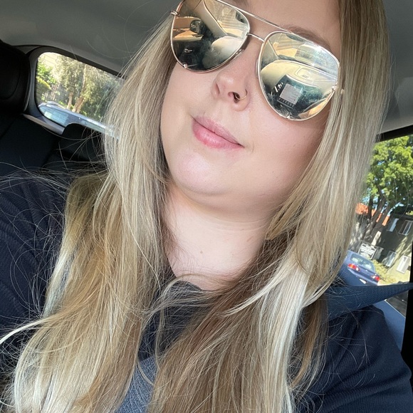 Profile Picture of Bailley Lanzer (@bayuhlee) on Poshmark