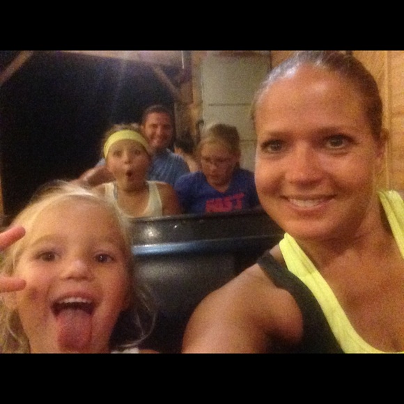 Profile Picture of Shannon Josoff (@sjosoff) on Poshmark