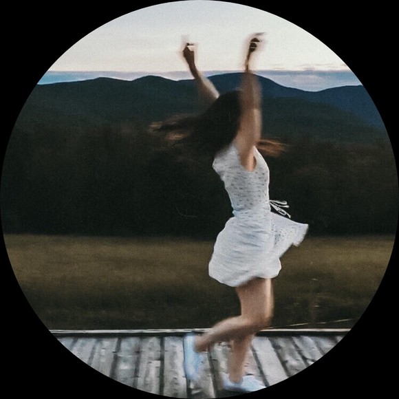 Profile Picture of Taryn Gilligan (@taryngilligan) on Poshmark