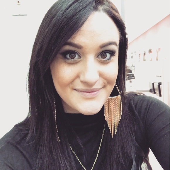 Profile Picture of Tina Clarkson (@tinaclarkson239) on Poshmark