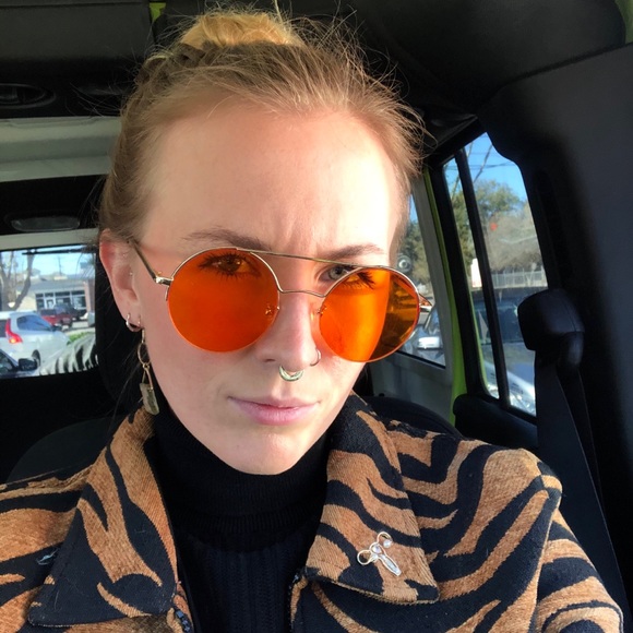 Profile Picture of Katie Chidgey (@katietheblonde) on Poshmark