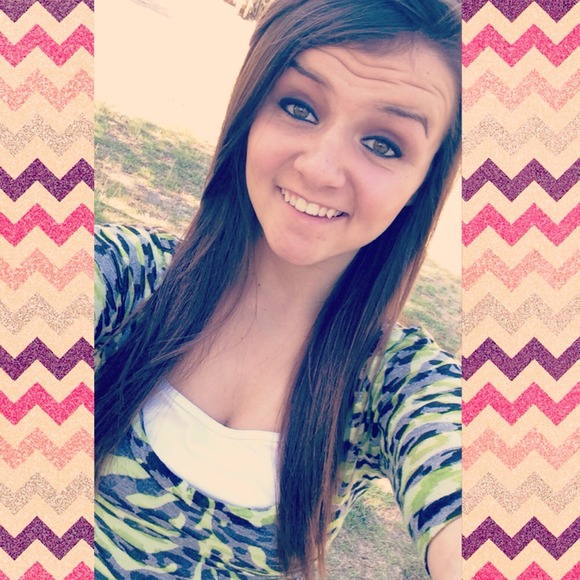 Profile Picture of Carly Laminack (@jennacarlyy) on Poshmark