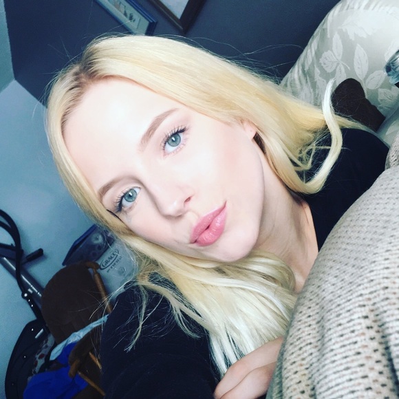 Profile Picture of Abigail Debilzan (@absdebilz) on Poshmark