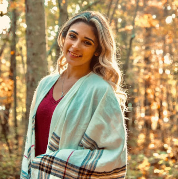 Profile Picture of Kaylyn Daigneault (@kaylyndaigneaul) on Poshmark