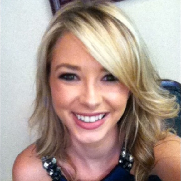 Profile Picture of Brooke Zerrenner (@bzerrenner13) on Poshmark