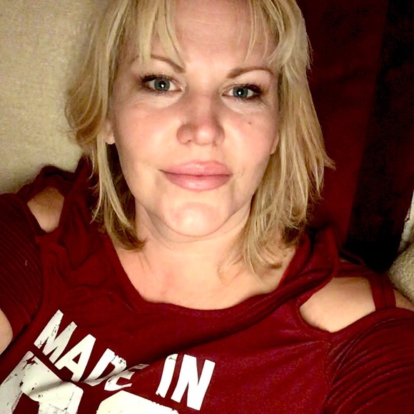 Profile Picture of Rebecca Hansen (@humblebeehansen) on Poshmark