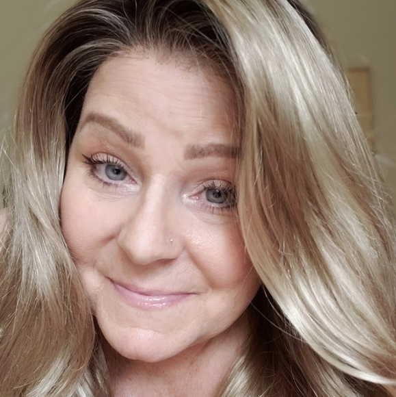 Profile Picture of Lori Osberg (@blu_uu) on Poshmark