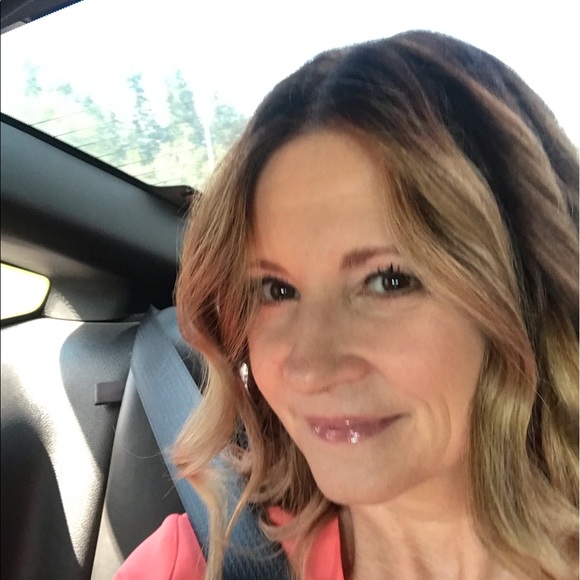 Profile Picture of Nicola Crosbie (@weathergirl73) on Poshmark