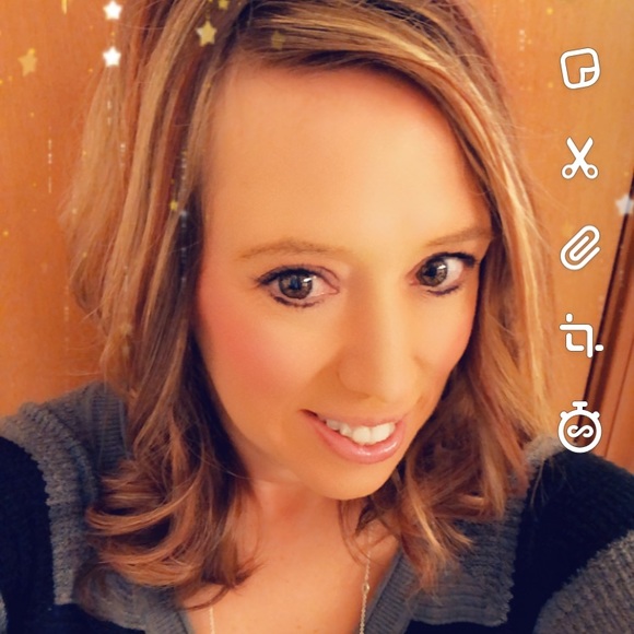 Profile Picture of Alissa Gruenewald (@agruenewald6677) on Poshmark