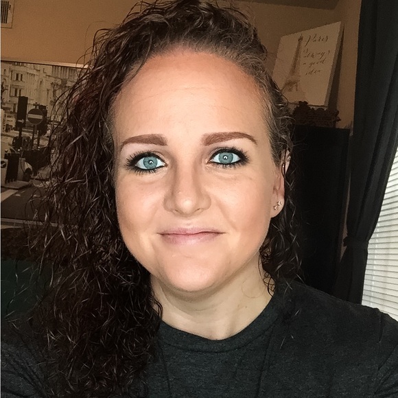 Profile Picture of Julia Mayer (@jewlz0406) on Poshmark